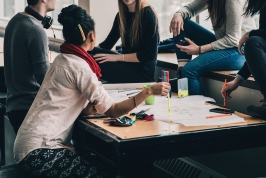 Odzież firmowa jako narzędzie employer brandingu - nadruki, które budują kulturę organizacyjną