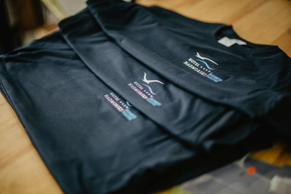 Czarne T-shirty z nadrukiem
